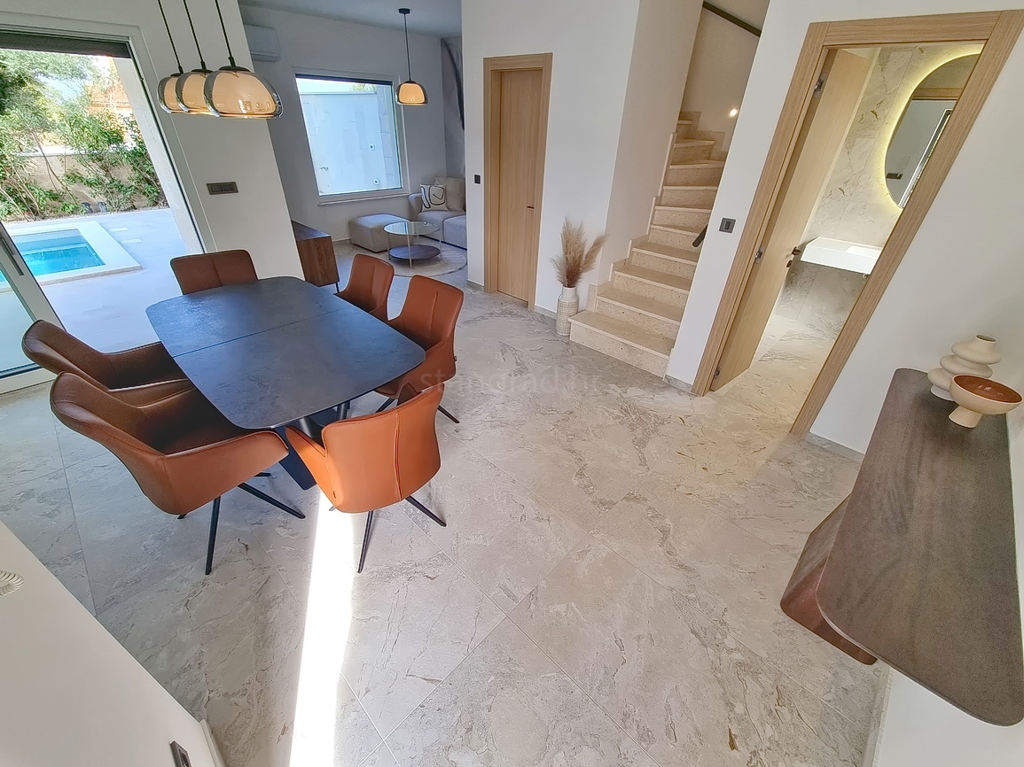 Okolica Malinske, dvojček z bazenom na mirni lokaciji!