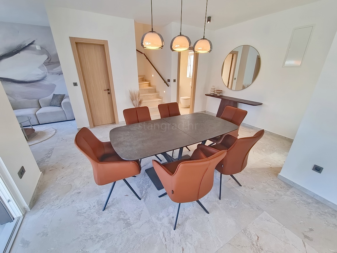 Okolica Malinske, dvojček z bazenom na mirni lokaciji!