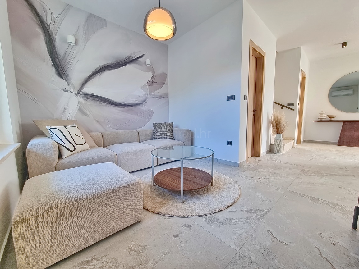 Okolica Malinske, dvojček z bazenom na mirni lokaciji!