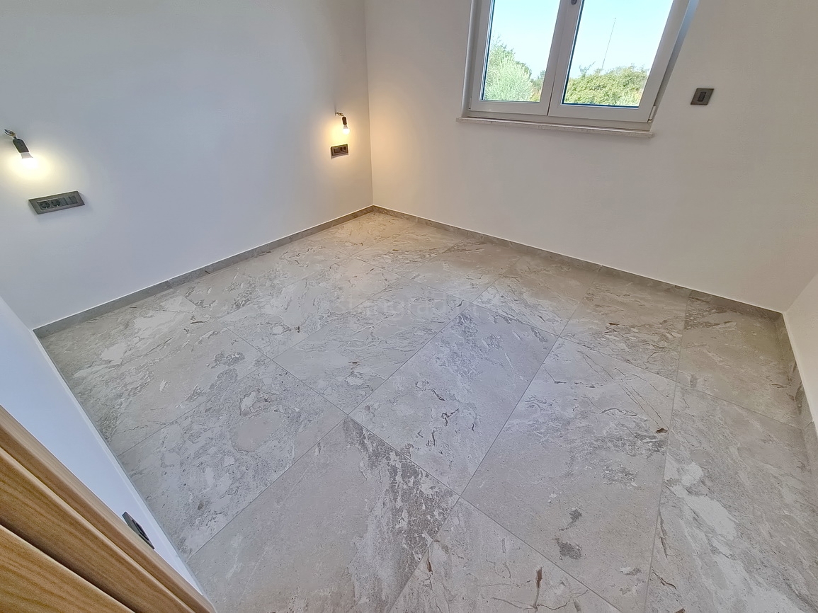 Malinska, novogradnja, dvojček z bazenom in vrtom!