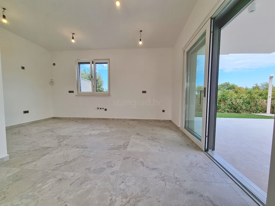 Malinska, novogradnja, dvojček z bazenom in vrtom!