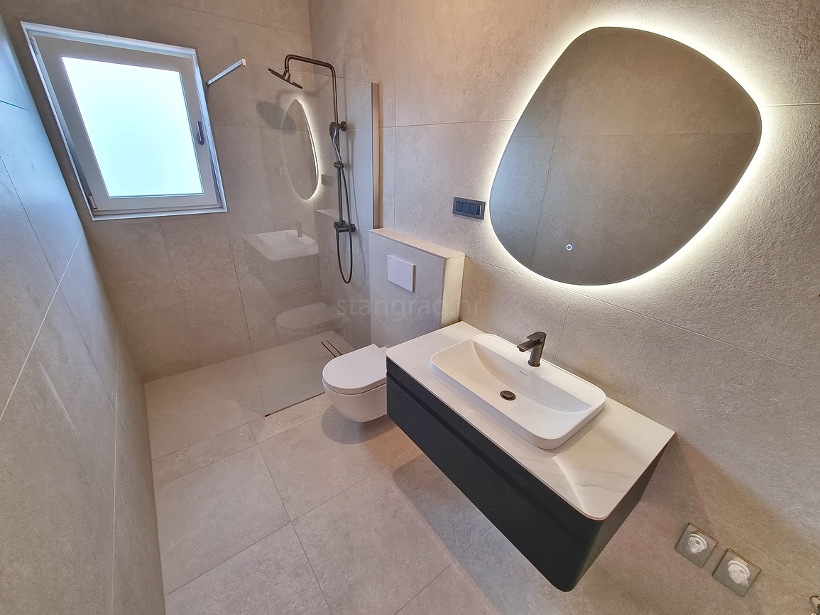 Malinska, novogradnja, dvojček z bazenom in vrtom!