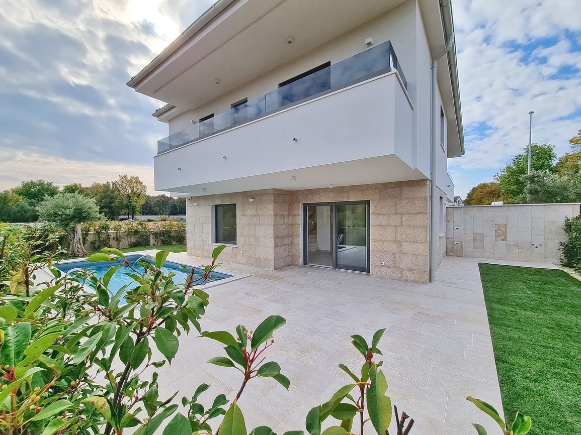 Malinska, novogradnja, dvojček z bazenom in vrtom!