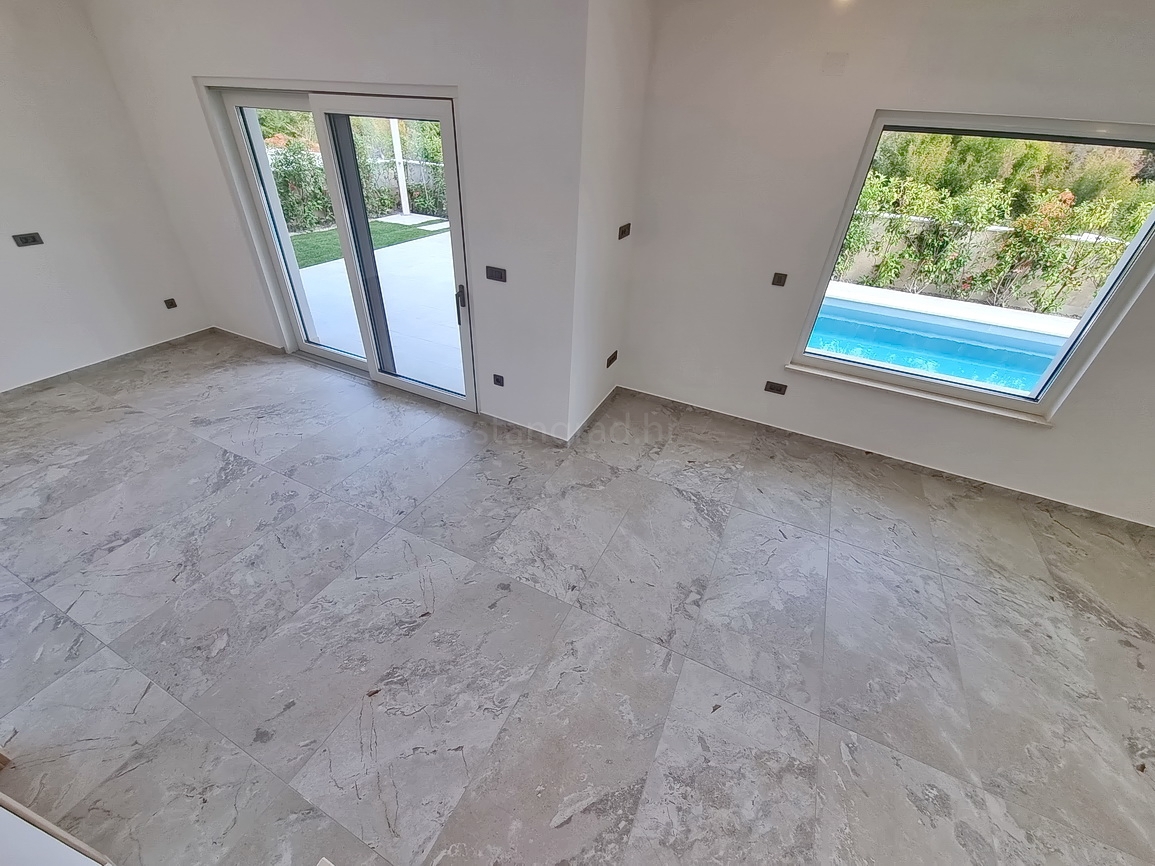 Malinska, novogradnja, dvojček z bazenom in vrtom!