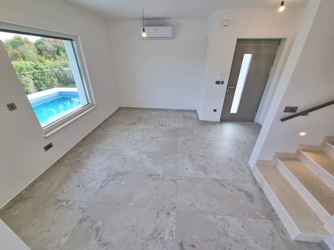 Malinska, novogradnja, dvojček z bazenom in vrtom!