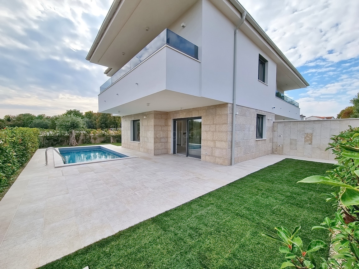 Malinska, novogradnja, dvojček z bazenom in vrtom!