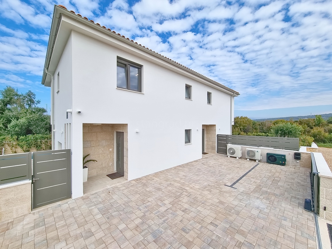 Malinska, novogradnja, dvojček z bazenom in vrtom!