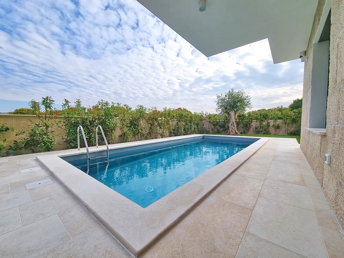 Malinska, novogradnja, dvojček z bazenom in vrtom!