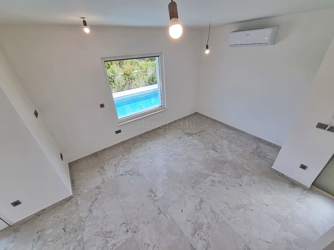 Malinska, novogradnja, dvojček z bazenom in vrtom!