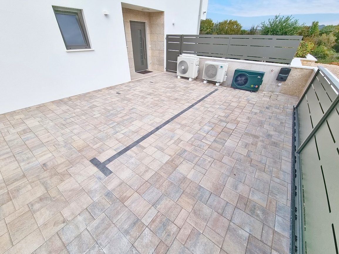 Malinska, novogradnja, dvojček z bazenom in vrtom!