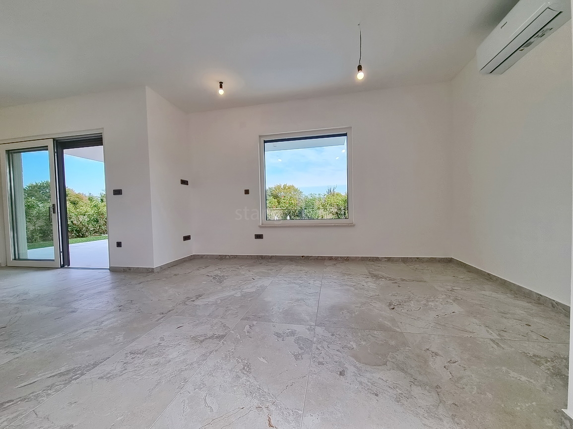 Malinska, novogradnja, dvojček z bazenom in vrtom!