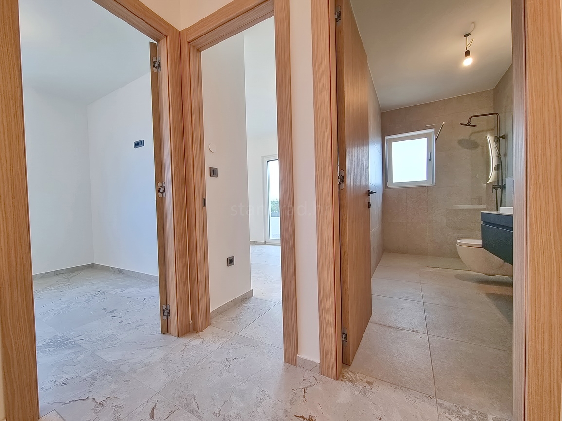 Malinska, novogradnja, dvojček z bazenom in vrtom!