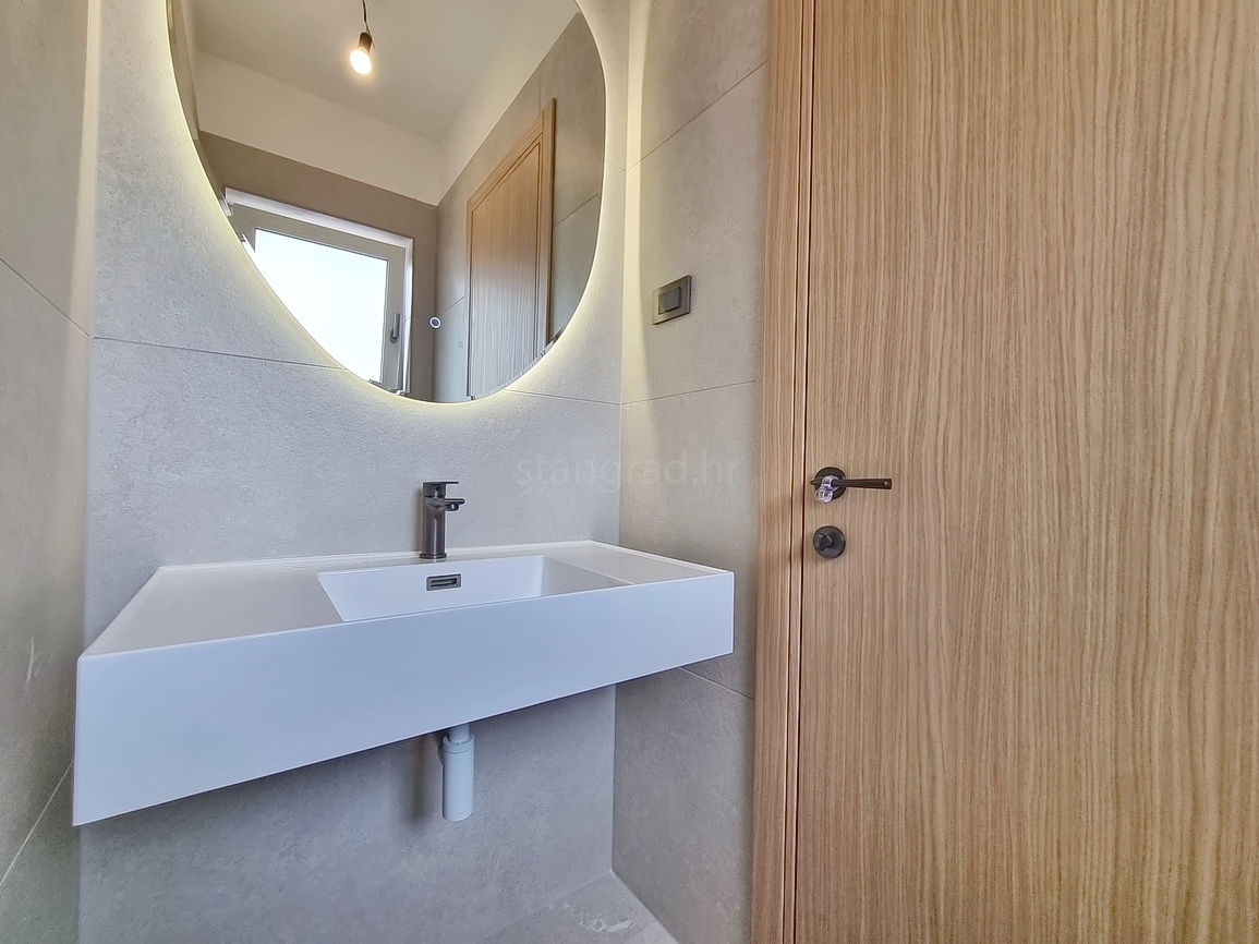 Malinska, novogradnja, dvojček z bazenom in vrtom!