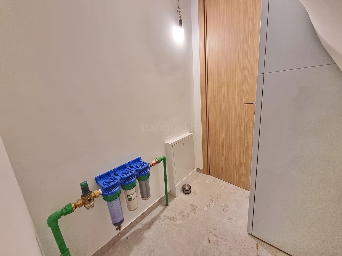 Malinska, novogradnja, dvojček z bazenom in vrtom!