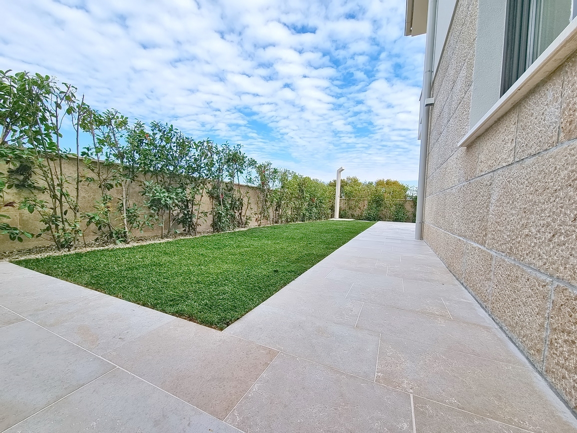 Malinska, novogradnja, dvojček z bazenom in vrtom!