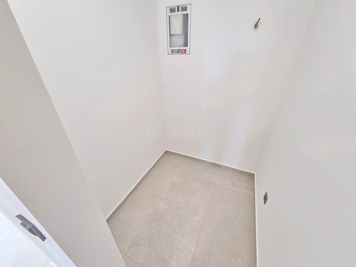 Malinska, novogradnja, dvojček z bazenom in vrtom!