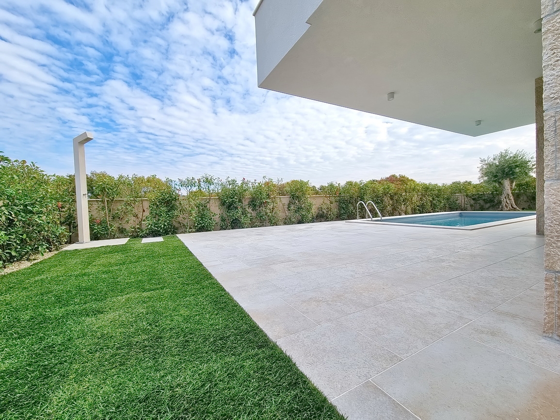 Malinska, novogradnja, dvojček z bazenom in vrtom!