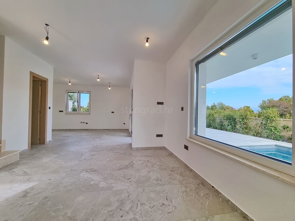 Malinska, novogradnja, dvojček z bazenom in vrtom!