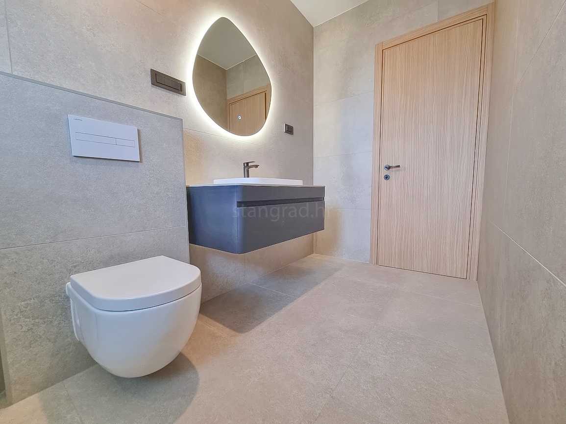 Malinska, novogradnja, dvojček z bazenom in vrtom!