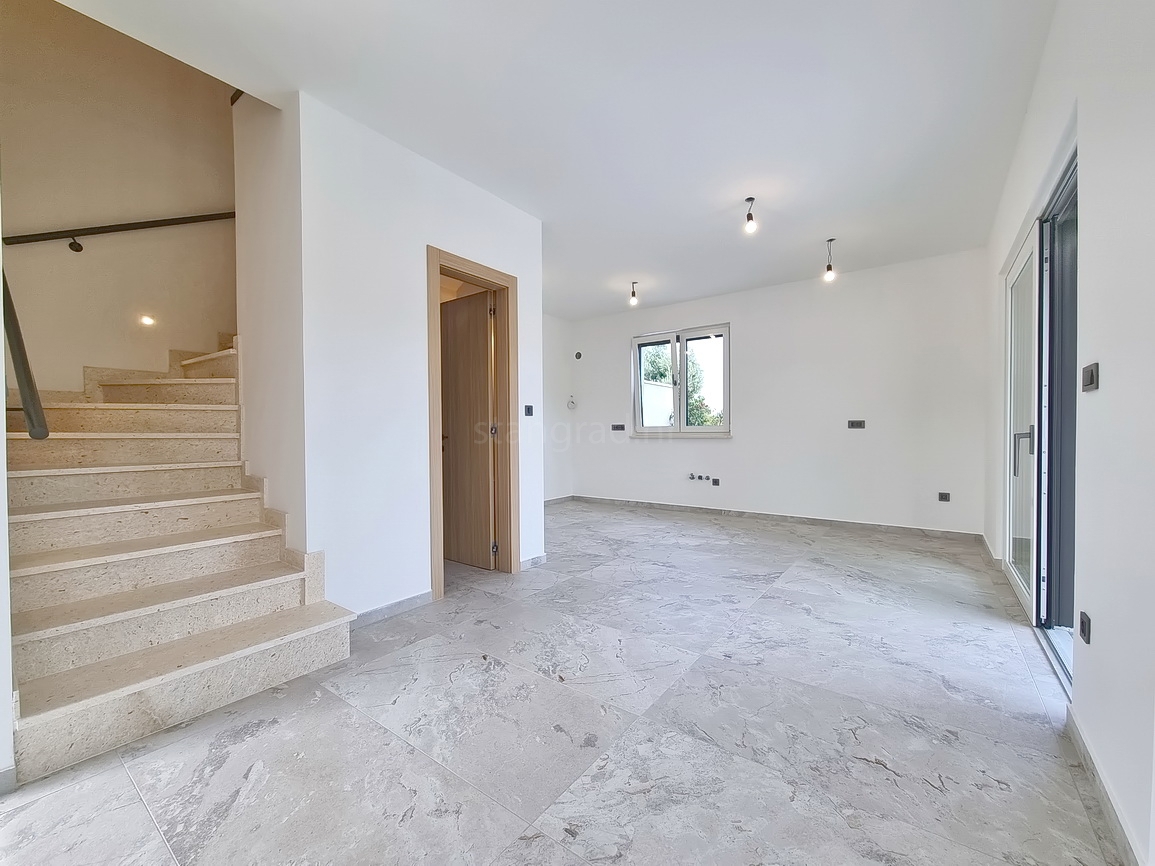 Malinska, novogradnja, dvojček z bazenom in vrtom!