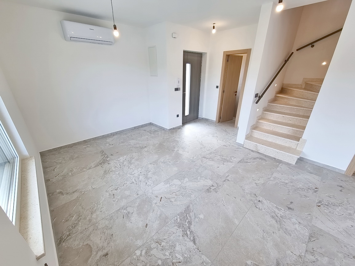 Malinska, novogradnja, dvojček z bazenom in vrtom!