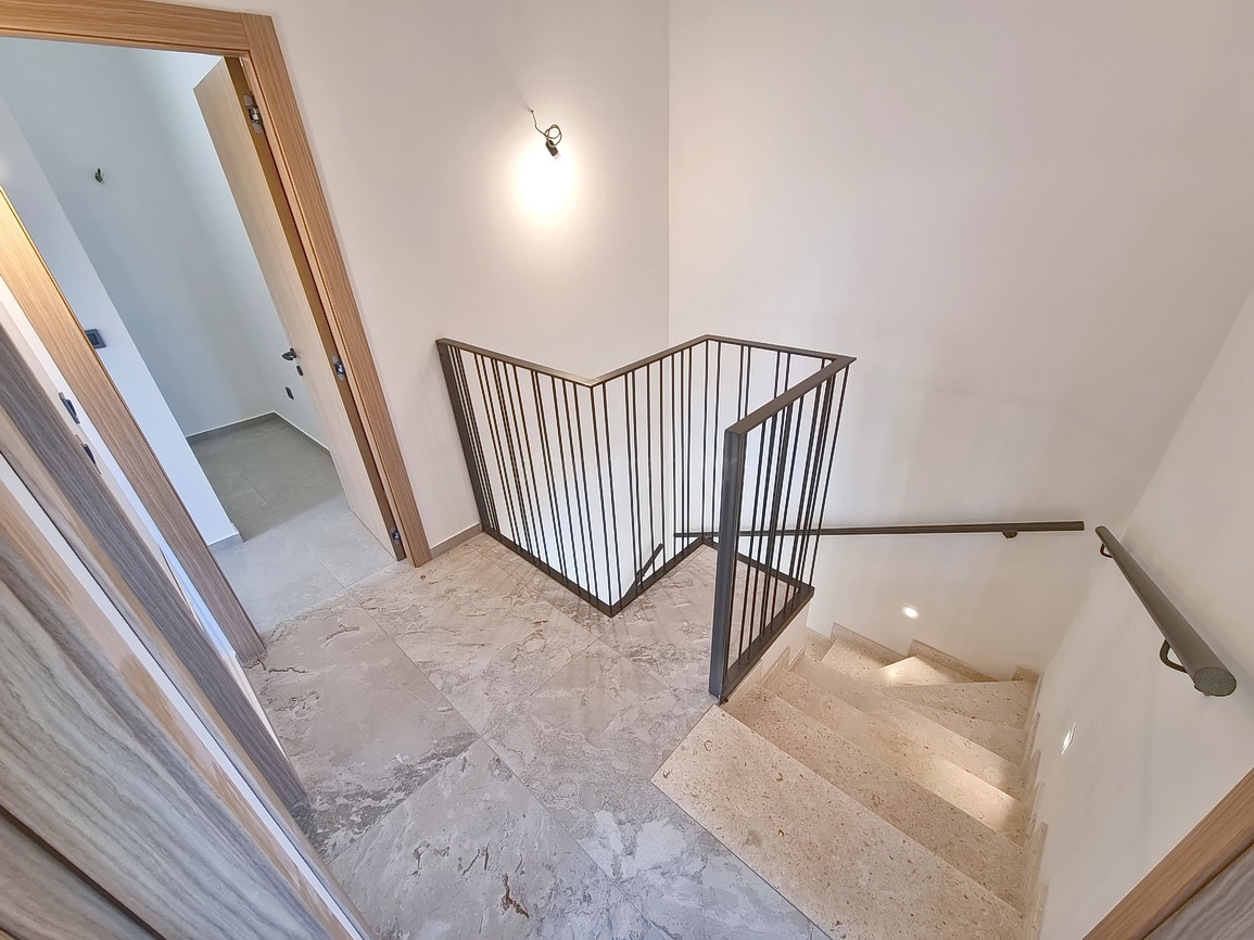 Malinska, novogradnja, dvojček z bazenom in vrtom!