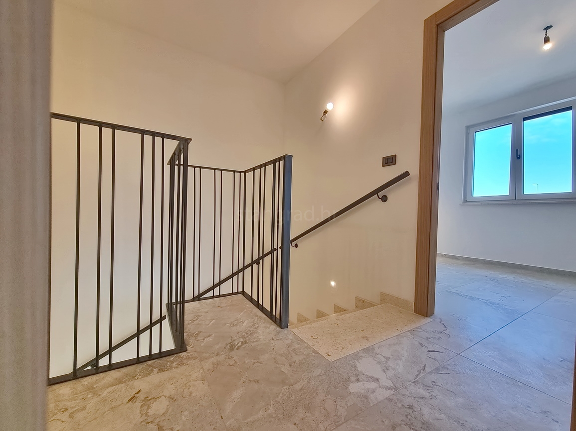 Malinska, novogradnja, dvojček z bazenom in vrtom!