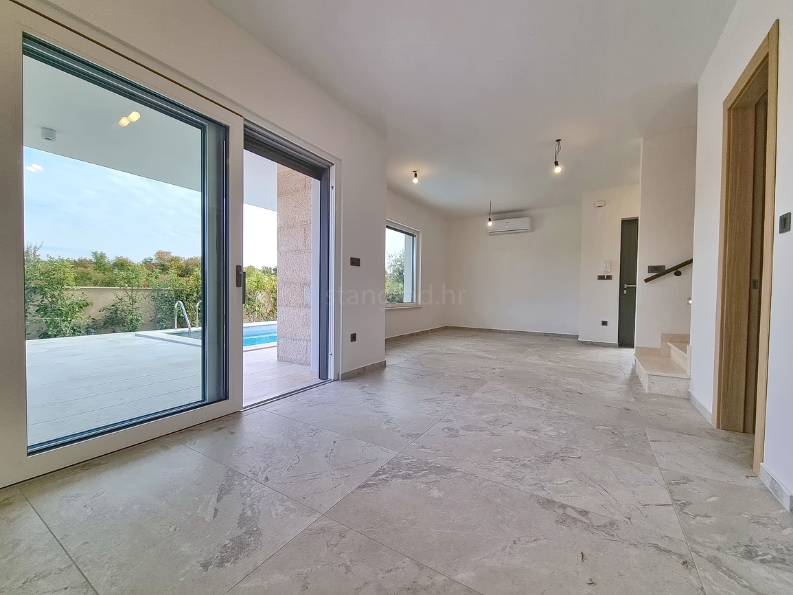 Malinska, novogradnja, dvojček z bazenom in vrtom!