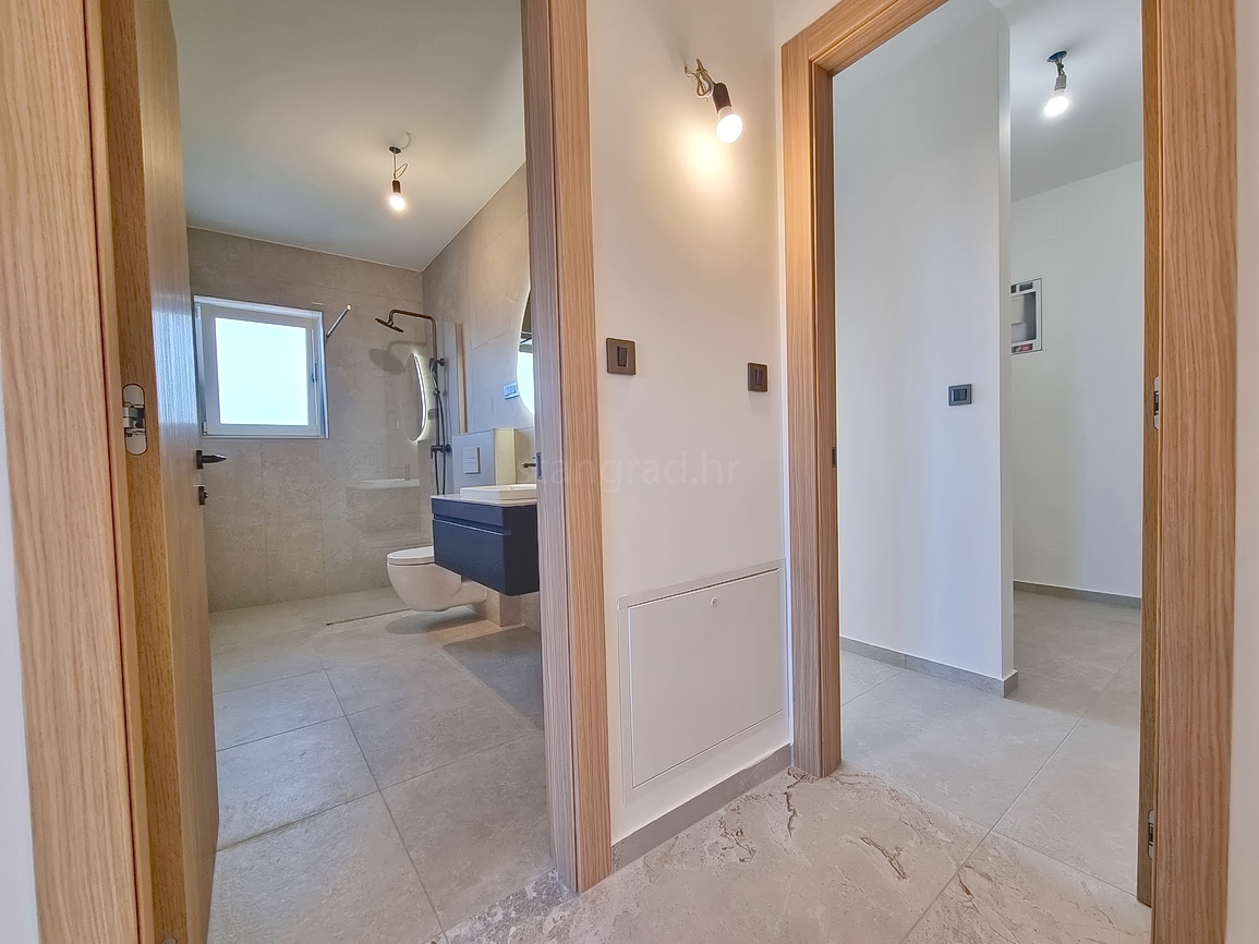 Malinska, novogradnja, dvojček z bazenom in vrtom!