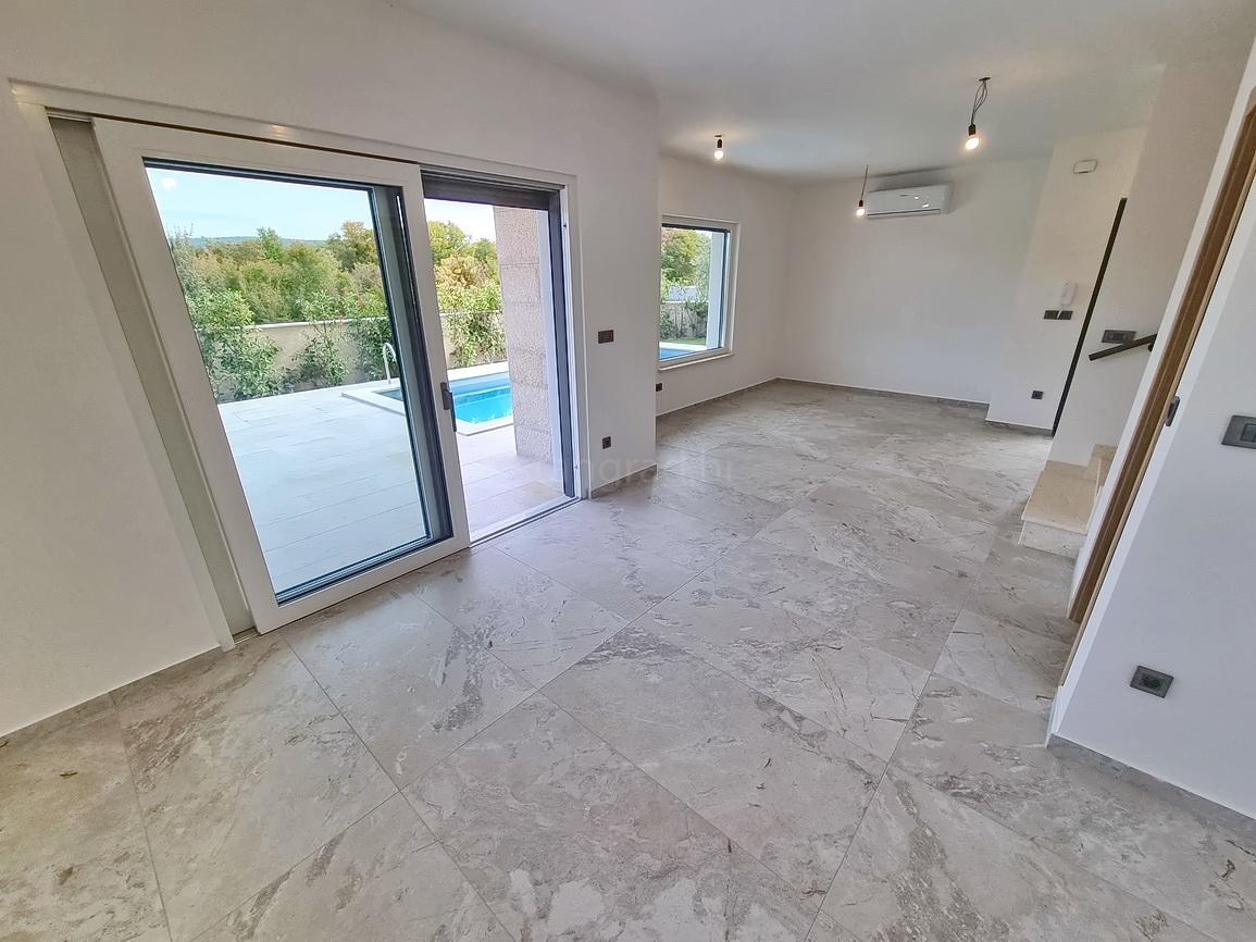 Malinska, novogradnja, dvojček z bazenom in vrtom!