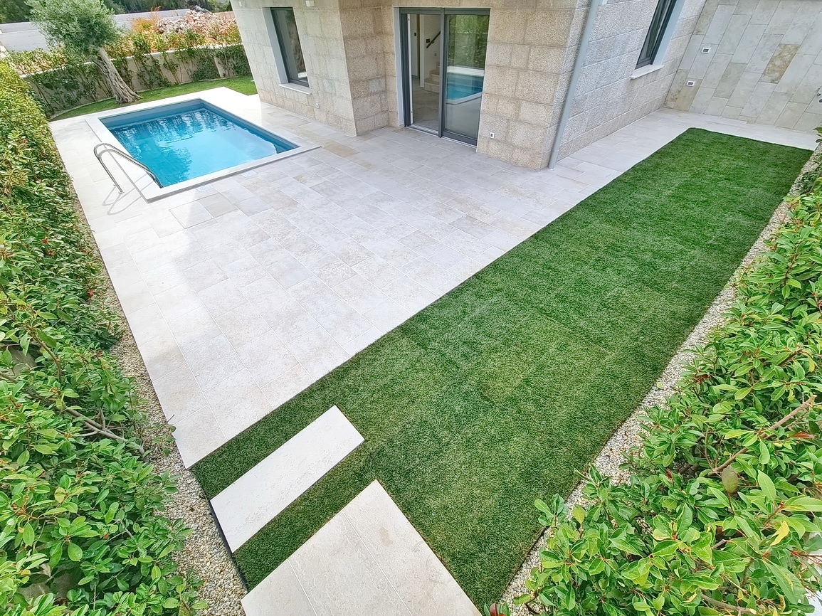 Malinska, novogradnja, dvojček z bazenom in vrtom!