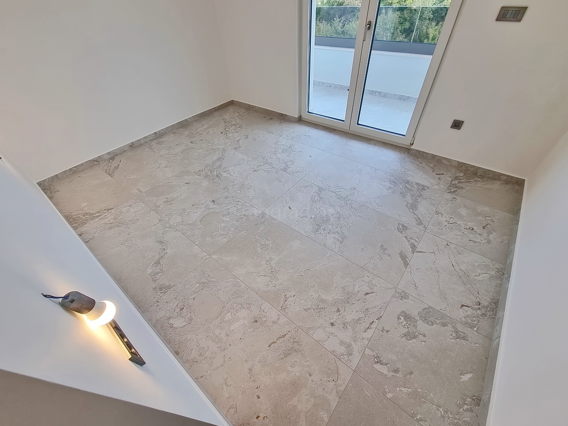 Malinska, novogradnja, dvojček z bazenom in vrtom!