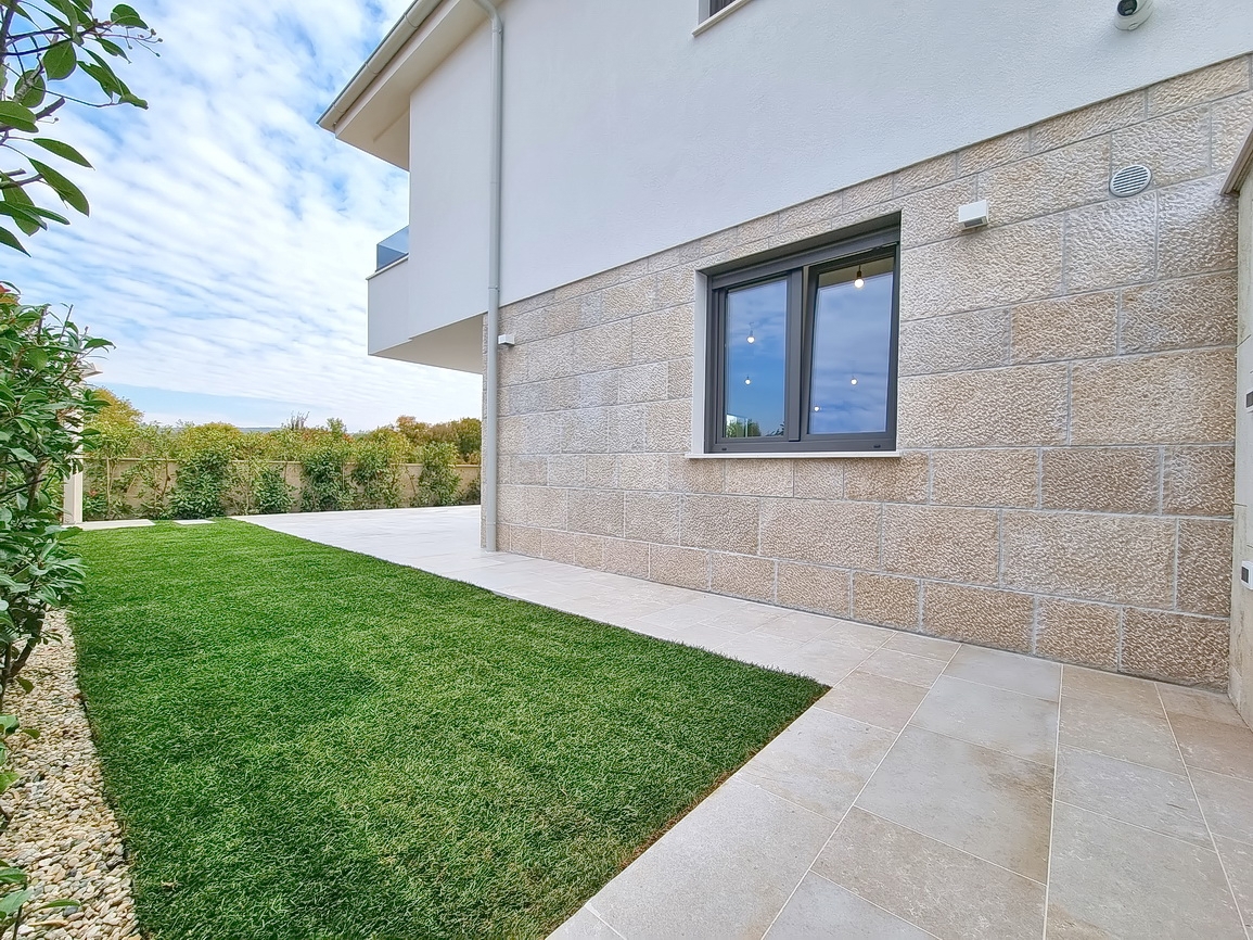 Malinska, novogradnja, dvojček z bazenom in vrtom!