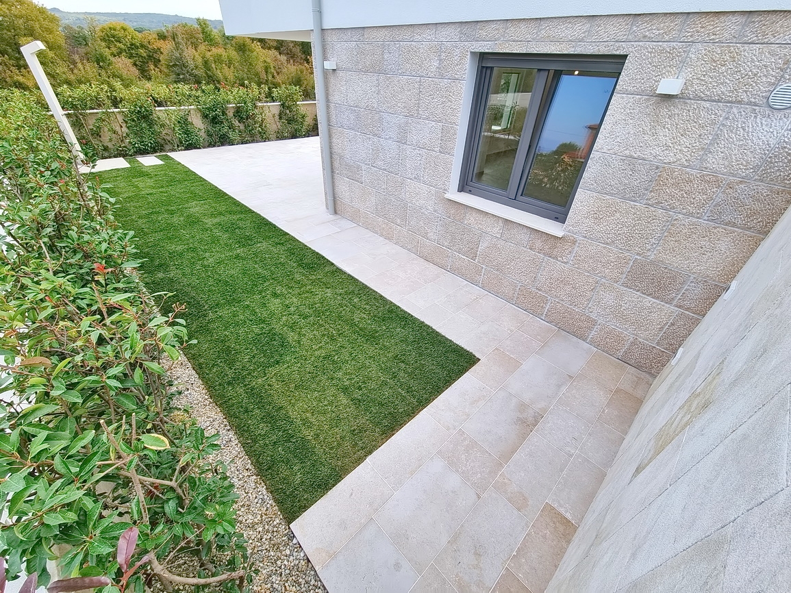 Malinska, novogradnja, dvojček z bazenom in vrtom!