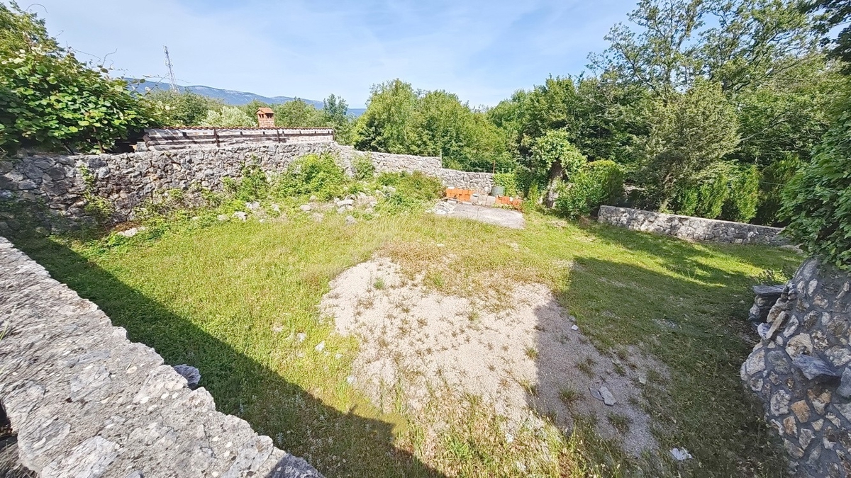 Krk, hiša s petimi apartmaji na mirni lokaciji!