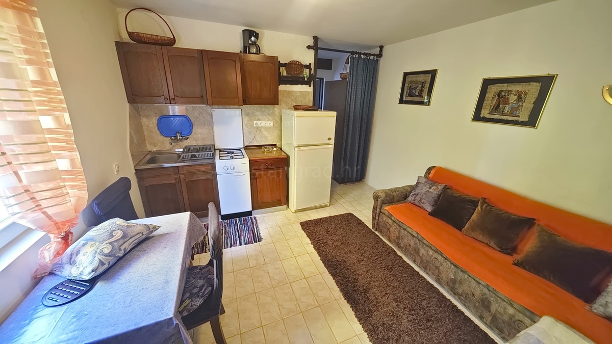 Krk, hiša s petimi apartmaji na mirni lokaciji!