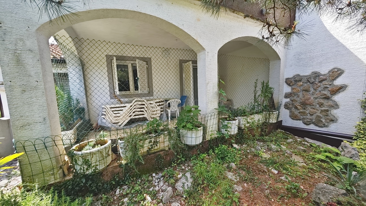 Krk, hiša s petimi apartmaji na mirni lokaciji!