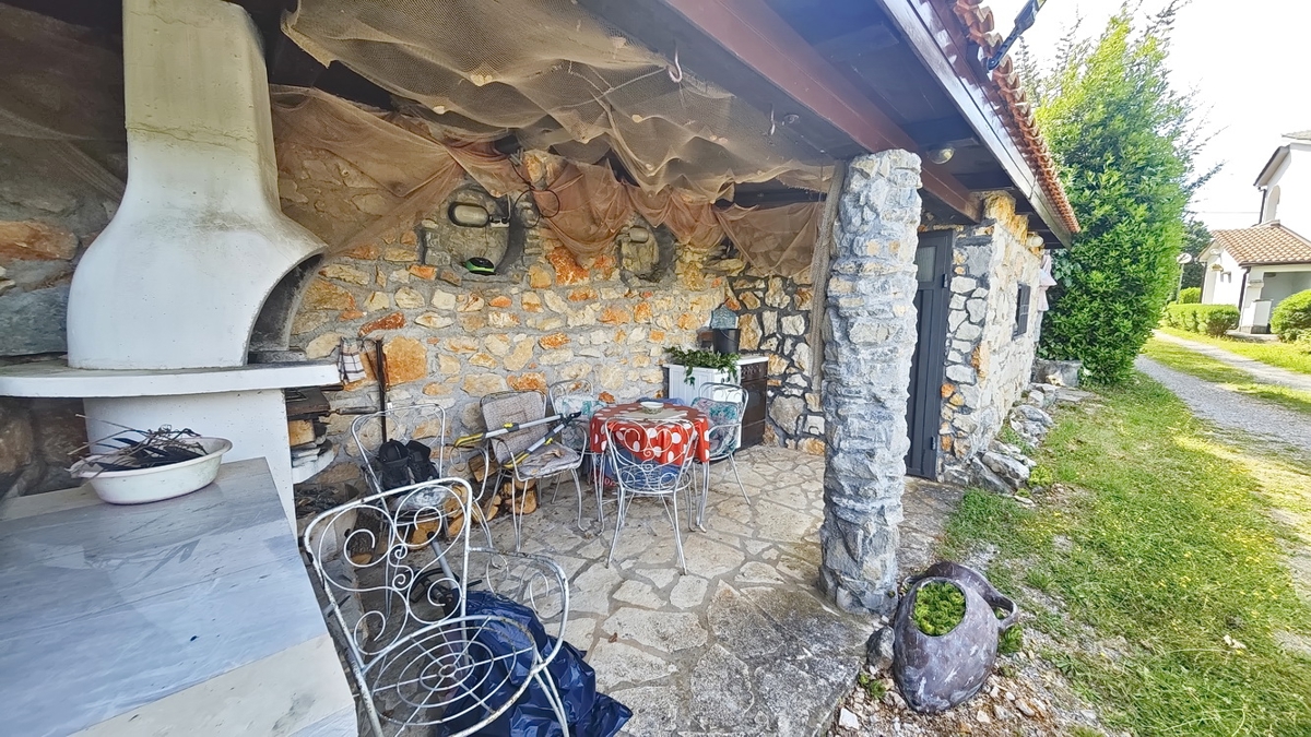Krk, hiša s petimi apartmaji na mirni lokaciji!