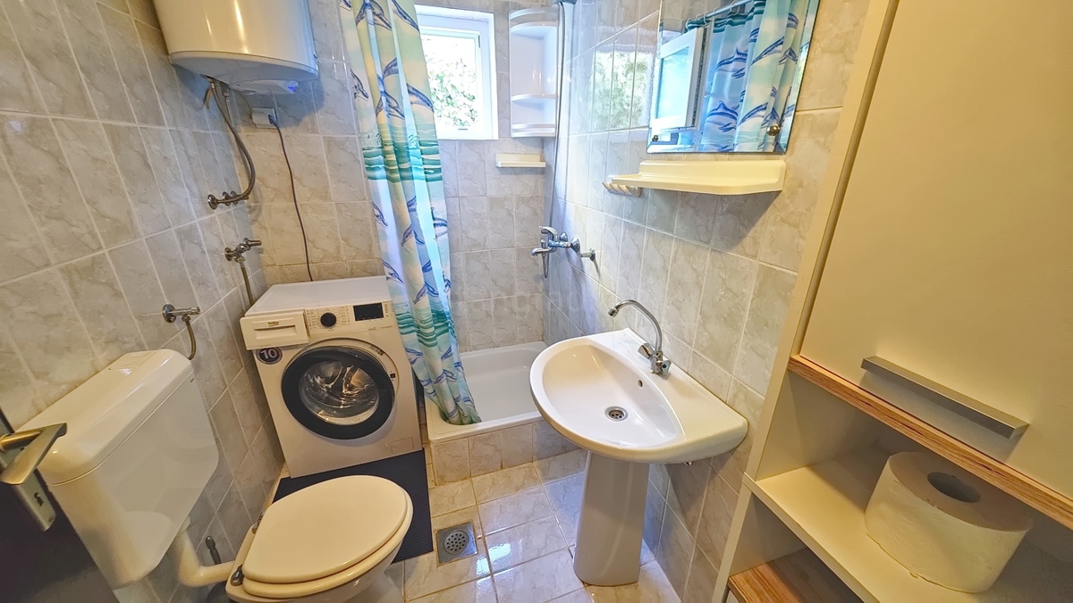 Krk, hiša s petimi apartmaji na mirni lokaciji!