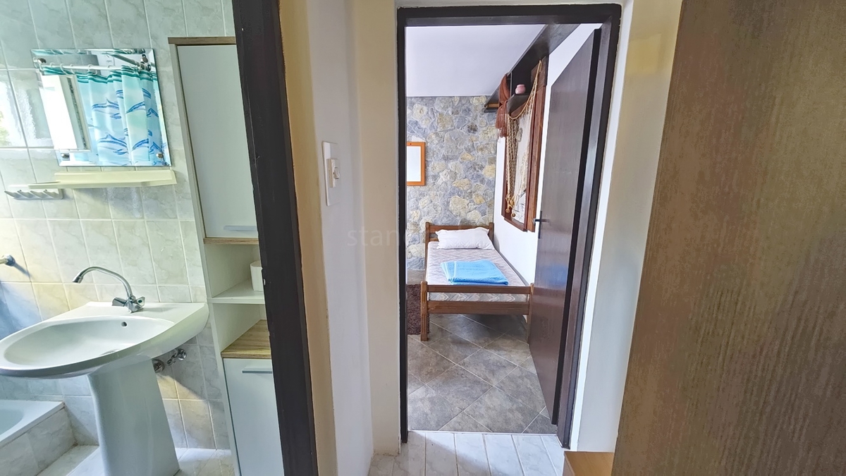 Krk, hiša s petimi apartmaji na mirni lokaciji!