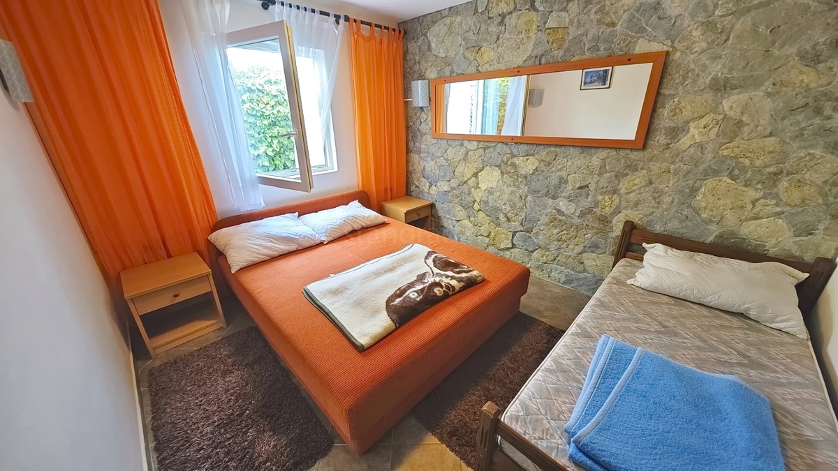 Krk, hiša s petimi apartmaji na mirni lokaciji!