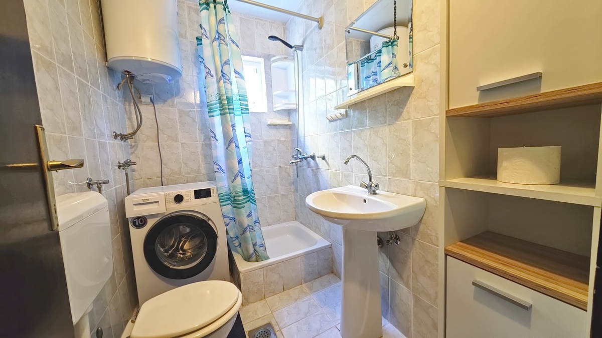 Krk, hiša s petimi apartmaji na mirni lokaciji!