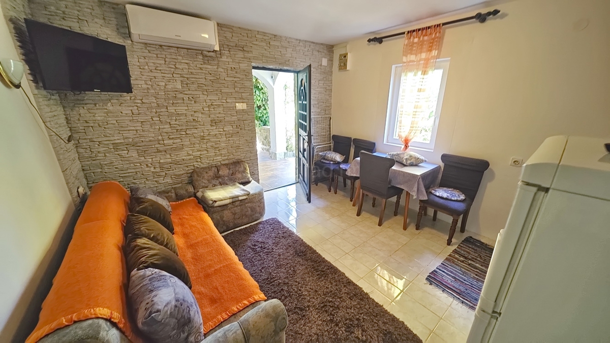 Krk, hiša s petimi apartmaji na mirni lokaciji!
