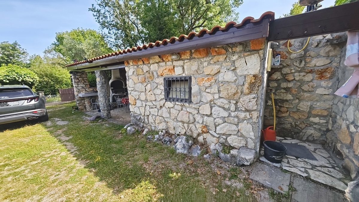 Krk, hiša s petimi apartmaji na mirni lokaciji!