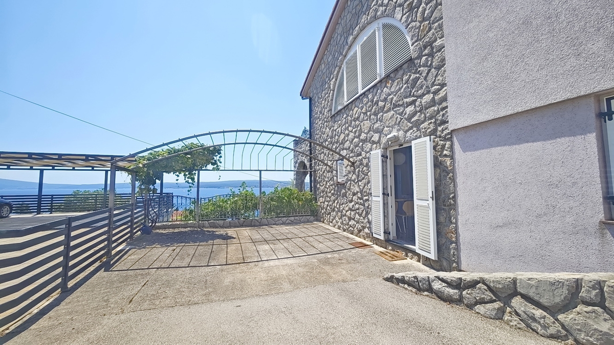 Crikvenica, samostojna vila s 4 stanovanjskimi enotami, blizu morja!