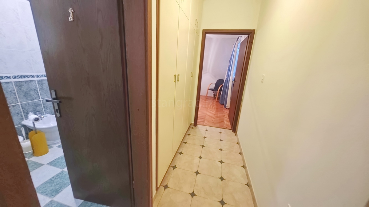 Crikvenica, samostojna vila s 4 stanovanjskimi enotami, blizu morja!