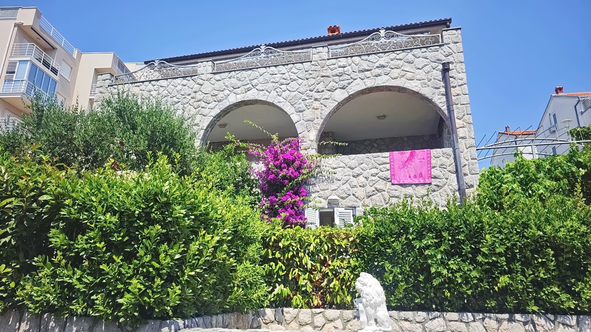 Crikvenica, samostojna vila s 4 stanovanjskimi enotami, blizu morja!