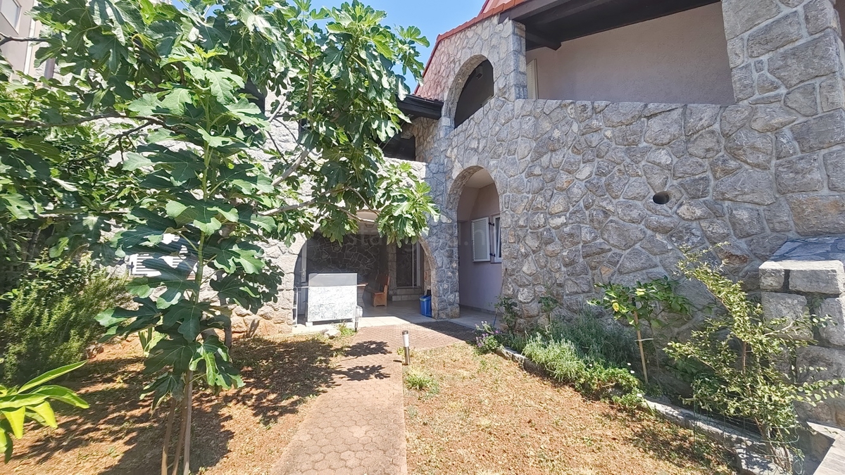 Crikvenica, samostojna vila s 4 stanovanjskimi enotami, blizu morja!