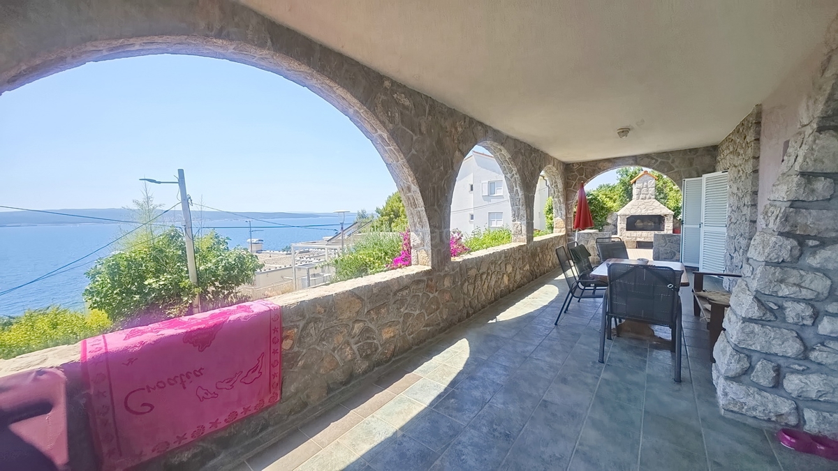 Crikvenica, samostojna vila s 4 stanovanjskimi enotami, blizu morja!