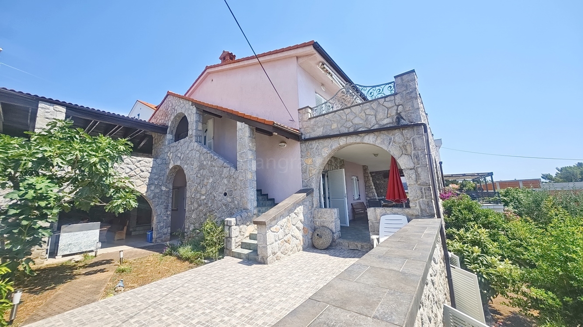 Crikvenica, samostojna vila s 4 stanovanjskimi enotami, blizu morja!